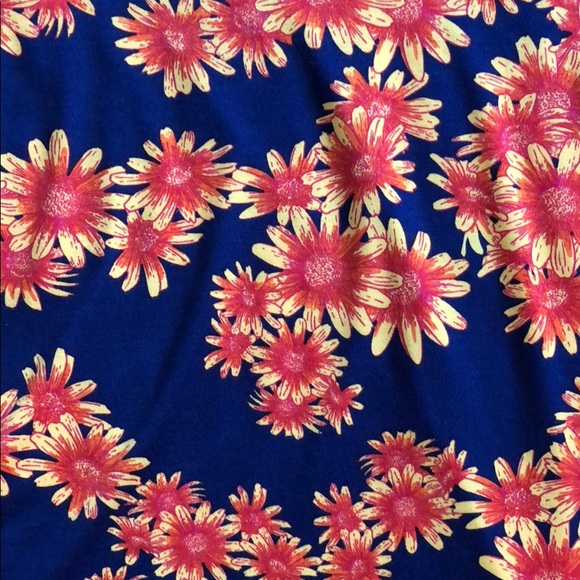 LulaRoe Small Floral Classic T NWOT Never Worn - Picture 2 of 3